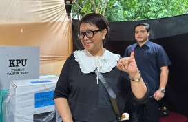 Pakai Baju Hitam, Menlu Retno dan Suami Nyoblos di TPS 156 Depok