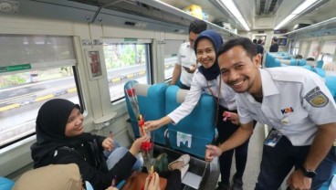 KAI Daop 8 Surabaya Berikan Mawar dan Cokelat ke Pelanggan