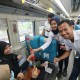 KAI Daop 8 Surabaya Berikan Mawar dan Cokelat ke Pelanggan