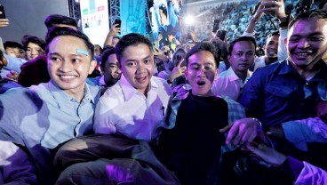 Viral! Video Mayor Teddy Gendong Gibran di Istora Senayan