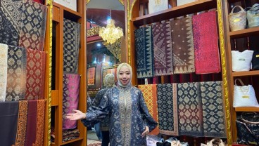 Rumah Songket Adis, Mengukir Wastra Khas Palembang