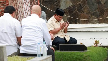 Unggul di Quick Count dan Real Count Pemilu 2024, Prabowo Ziarah ke Makam Orang Tua