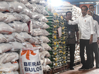 Presiden Tinjau Gudang Bulog dan Serahkan Bantuan Beras