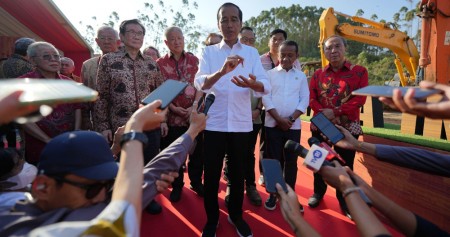 Presiden Joko Widodo bersama para konglomerat diwawancarai awak media usai seremonial groundbreaking sejumlah proyek di Ibu Kota Negara (IKN) Penajam Paser Utara, Kalimantan Timur pada Kamis (21/9/2023). - Bloomberg/Dimas Ardian