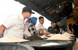 Kunjungi Pasar Gedebage Bandung, Bey Minta Warga Jangan Panik Soal Stok Beras