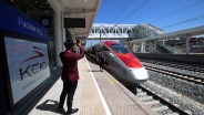 CEK FAKTA: Penumpang Kereta Cepat WHOOSH Ditodong di Stasiun Tegalluar