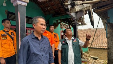 Naik Motor, Pj Gubernur Jabar Cek Lokasi Bencana Puting Beliung di Rancaekek