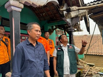 Naik Motor, Pj Gubernur Jabar Cek Lokasi Bencana Puting Beliung di Rancaekek