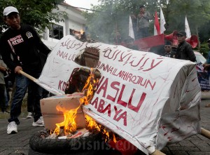 Bawaslu Kota Surabaya di Geruduk Demonstran