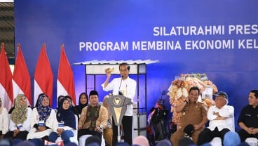 "Mama Muda" Jadi Sorotan Jokowi di Tengah Nasabah PNM Mekaar Makassar