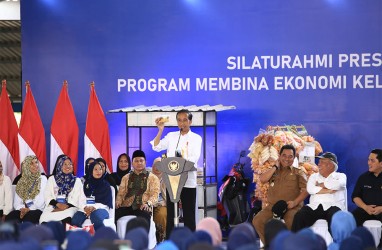"Mama Muda" Jadi Sorotan Jokowi di Tengah Nasabah PNM Mekaar Makassar
