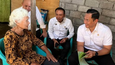 AHY Langsung Blusukan Bagikan Sertifikat Tanah Usai Dilantik Jadi Menteri ATR