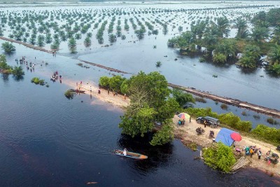 Lokasi Banjir di Jambi Menjadi Tempat Wisata Bagi Warga