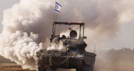 Tank Israel melaju di Jalur Gaza, Palestina pada Rabu (24/1/2024). - Bloomberg/Kobi Wolf