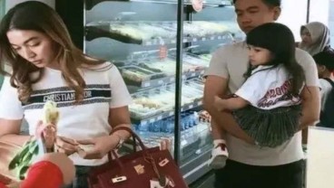Viral, Istri Gibran Selvi Ananda Ketahuan Pakai Kaus Oblong Seharga Rp18 Juta