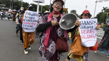 Aksi Usut Politisasi Bansos di Bawaslu