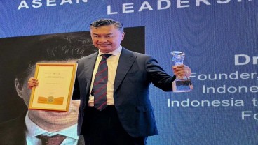 Dino Patti Djalal Terima Penghargaan Order of Merit dari Presiden Ukraina