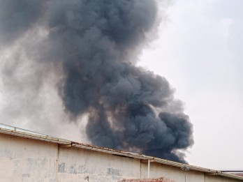 Gedung PT Kahatex di Sumedang Kebakaran Hebat, Asap Hitam Membumbung Tinggi