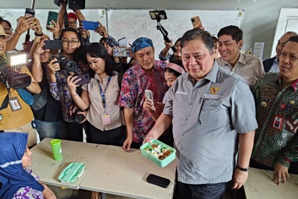 Balada Airlangga 'Curi Start' Simulasi Makan Siang Gratis, Biaya Ditanggung Pemda