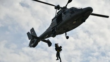 Pasukan Elite Kopaska Gelar Latihan Terjun Payung dan Evakuasi Medis Udara