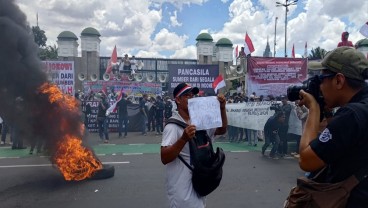 Potret Massa Pro Hak Angket dan Pemakzulan Jokowi di Depan Gedung DPR