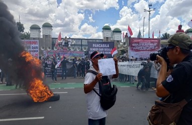 Potret Massa Pro Hak Angket dan Pemakzulan Jokowi di Depan Gedung DPR