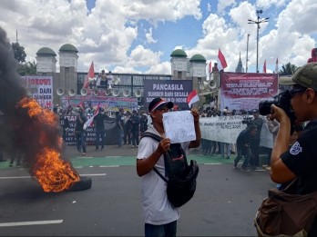 Potret Massa Pro Hak Angket dan Pemakzulan Jokowi di Depan Gedung DPR