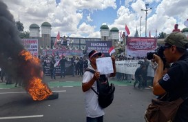 Potret Massa Pro Hak Angket dan Pemakzulan Jokowi di Depan Gedung DPR