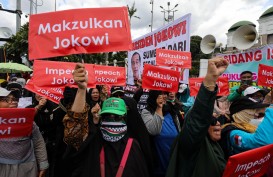 Massa Aksi Bakar Spanduk Jokowi Sebelum Membubarkan Diri