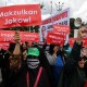Massa Aksi Bakar Spanduk Jokowi Sebelum Membubarkan Diri