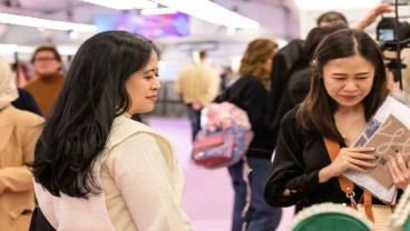 RI Lagi Geger Hak Angket, Puan Maharani Hadiri Pameran Fashion di Paris