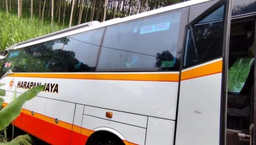 Tabrakan Bus Harapan Jaya vs Mobil di Kediri, 12 Orang Luka