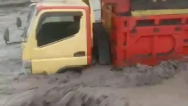 Lahar Dingin Semeru, Sejumlah Truk Terjebak di Sungai