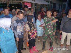 Mensos Janji Perbaiki Rumah-Rumah Rusak akibat Banjir Cirebon