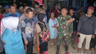 Mensos Janji Perbaiki Rumah-Rumah Rusak akibat Banjir Cirebon