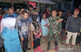 Mensos Janji Perbaiki Rumah-Rumah Rusak akibat Banjir Cirebon