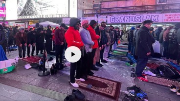 Umat Muslim New York Gelar Salat Tarawih Pertama Ramadan di Times Square