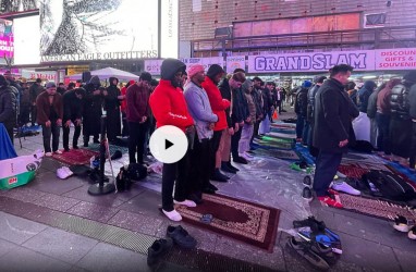 Umat Muslim New York Gelar Salat Tarawih Pertama Ramadan di Times Square