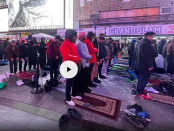 Umat Muslim New York Gelar Salat Tarawih Pertama Ramadan di Times Square