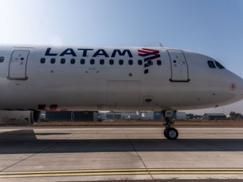 Pesawat Boeing 787 Milik LATAM Airlines ’Terjun Bebas’, 50 Orang Terluka