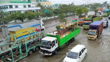 Banjir Menggenangi Jalur Pantura Kaligawe Semarang
