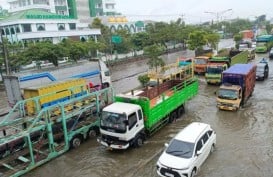 Banjir Menggenangi Jalur Pantura Kaligawe Semarang