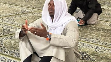 Pogba Sambut Ramadan dengan Umrah, Sosok di Belakangnya Bikin Salah Fokus