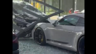 Viral Xpander Nabrak Showroom Mewah, Porsche Rp8 Miliar Jadi Korban