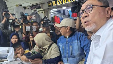 Momen Mendag Zulhas Blusukan ke Tanah Abang, Bawa Segepok Uang