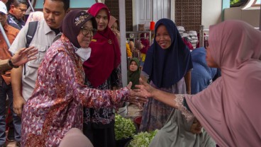 Mensos Risma Temui Warga Terdampak Banjir Bandang di Pesisir Selatan