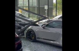 Polisi Proses Kejadian Mitsubishi Xpander Seruduk Porsche di Showroom Mobil Mewah