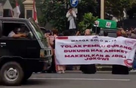 Warga Demo depan Kantor DPRD Solo, Tuntut Adanya Pemakzulan Jokowi