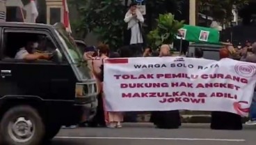 Warga Demo depan Kantor DPRD Solo, Tuntut Adanya Pemakzulan Jokowi