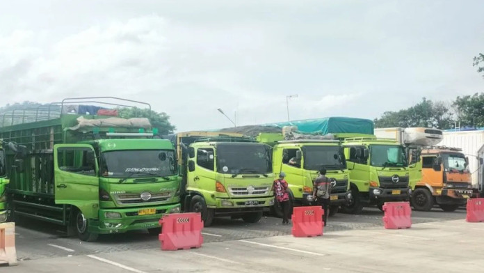 Antrean Truk di Pelabuhan Merak Bertambah Dampak Cuaca Buruk